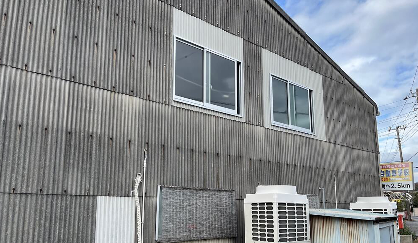 東側外壁サッシ取付完成